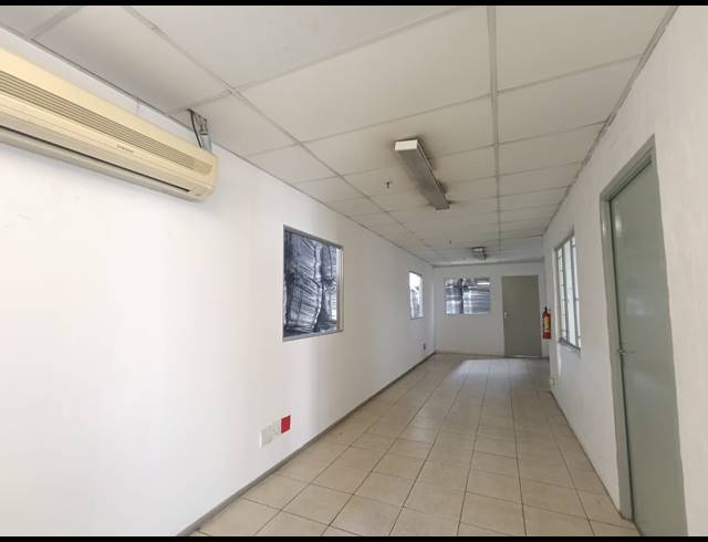 1,639M² WAREHOUSE TO LET IN NEW GERMANY